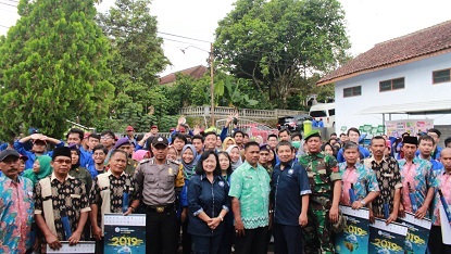 Foto peserta KKN 2019 bersama perangkat desa